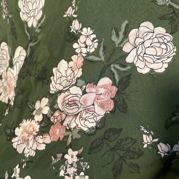 🍀 4/$20 Green, floral, wrap top. Size S - Picture 6 of 6